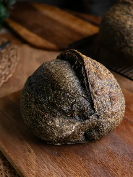 Bir somun taze pişmiş kömürlü ekşi ekmek. Aktif karbonlu siyah ciabatta ekmeği
