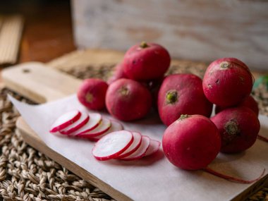 Taze organik kırmızı turp. Taze sebzeler dilimlenmiş fotokopi alanı.