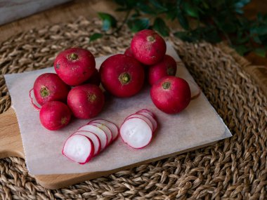 Taze organik kırmızı turp. Taze sebzeler dilimlenmiş fotokopi alanı.