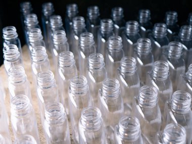 Süreci tamamlamak için plastik içme suyu şişelerini kapatın.