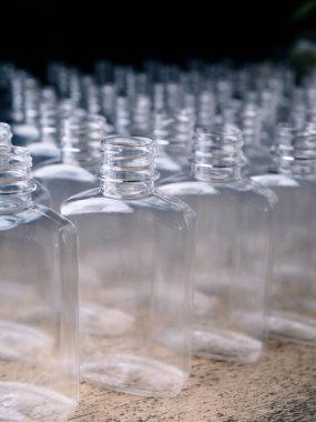 Süreci tamamlamak için plastik içme suyu şişelerini kapatın.