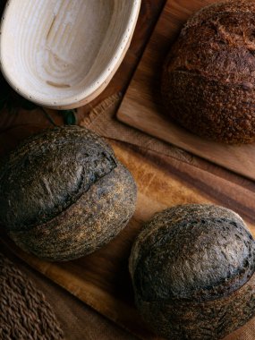 Bir somun taze pişmiş kömürlü ekşi ekmek. Aktif karbonlu siyah ciabatta ekmeği