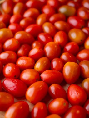 Organik kırmızı vişneli domates. Taze sebze. Boşluğu kopyala.