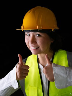 Fabrika kadın işçileri veya teknisyenleri İnşaat mühendisi veya Mimarlık proje yönetimi baş parmağını bıraktı.