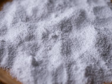 Şeker ikamesi ve müshil olarak kullanılan izolasyon ya da maltitol şeker alkolü.