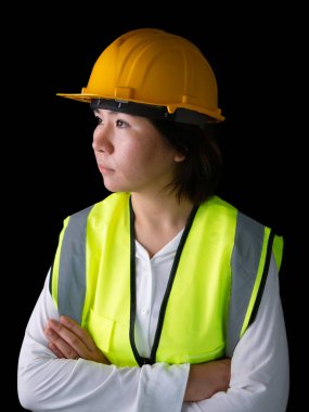 Fabrika kadın işçileri ya da teknisyenler inşaat mühendisi ya da mimari proje yönetimi kolları bağlı duruyor..