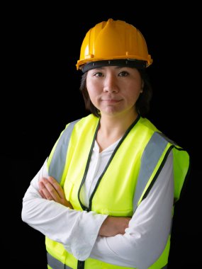 Fabrika kadın işçileri veya teknisyenleri İnşaat mühendisi veya Mimari proje yönetimi kameraya gülümsüyor.