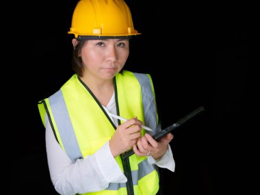 Fabrika kadın işçileri veya teknisyenleri İnşaat mühendisi veya Mimarlık proje yönetimi iş yerinde tableti kullanarak.