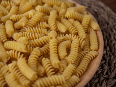 Çiğ Fusilli Spiral makarna desenli arka plan.