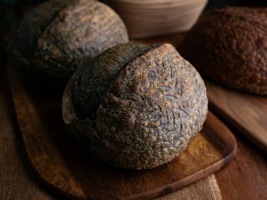 Bir somun taze pişmiş kömürlü ekşi ekmek. Aktif karbonlu siyah ciabatta ekmeği