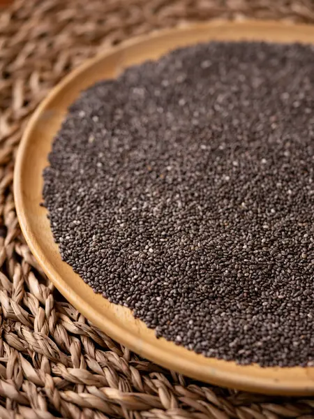 Organik doğal chia tohumları sağlığın süper gıdalara faydası.