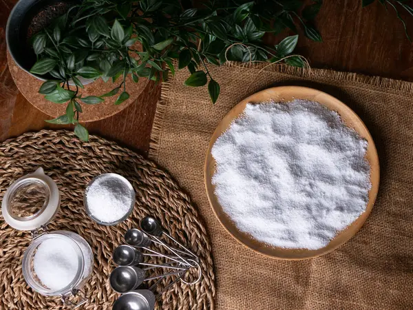 Şeker ikamesi ve müshil olarak kullanılan izolasyon ya da maltitol şeker alkolü.