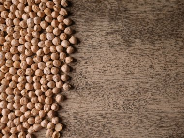 Köy ahşap bir masada çiğ nohut. Nohut arkaplanını kapat. Nohut baklası tohum arkaplanı.