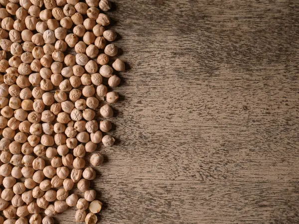 Köy ahşap bir masada çiğ nohut. Nohut arkaplanını kapat. Nohut baklası tohum arkaplanı.