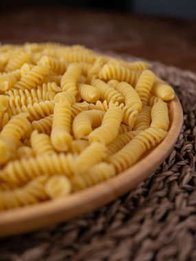 Çiğ Fusilli Spiral makarna desenli arka plan.