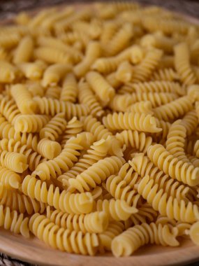 Çiğ Fusilli Spiral makarna desenli arka plan.