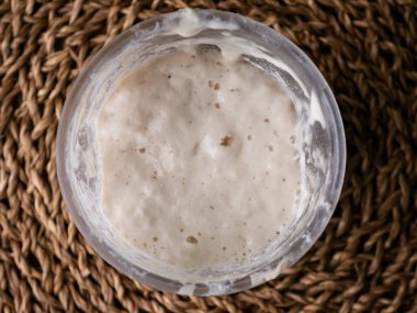 Cam kavanozda köpüklü mayalı ekmek. Ekmek yapmak için etkin maya