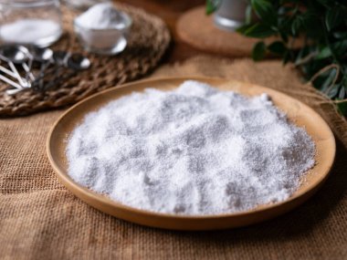 Şeker ikamesi ve müshil olarak kullanılan izolasyon ya da maltitol şeker alkolü.