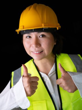 Fabrika kadın işçileri veya teknisyenleri İnşaat mühendisi veya Mimarlık proje yönetimi baş parmağını bıraktı.