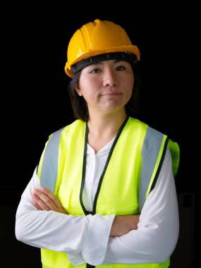 Fabrika kadın işçileri ya da teknisyenler inşaat mühendisi ya da mimari proje yönetimi kolları bağlı duruyor..