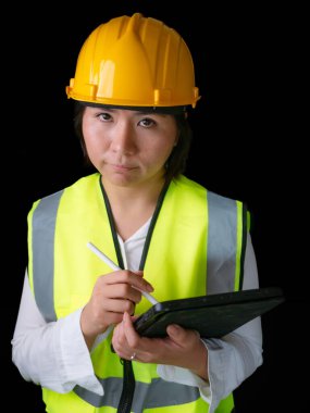 Fabrika kadın işçileri veya teknisyenleri İnşaat mühendisi veya Mimarlık proje yönetimi iş yerinde tableti kullanarak.