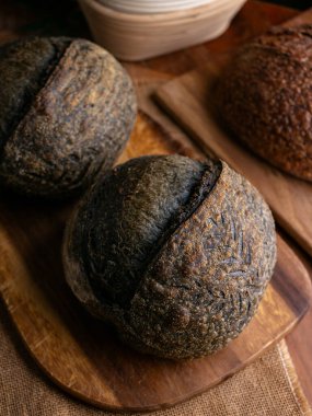 Bir somun taze pişmiş kömürlü ekşi ekmek. Aktif karbonlu siyah ciabatta ekmeği