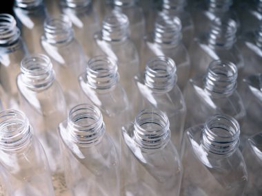 Süreci tamamlamak için plastik içme suyu şişelerini kapatın.