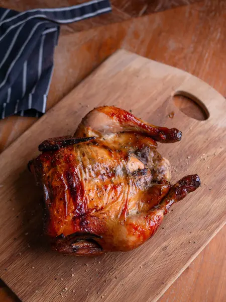 Tahta Masada Kızarmış Tavuk.