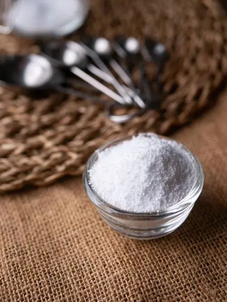 Şeker ikamesi ve müshil olarak kullanılan izolasyon ya da maltitol şeker alkolü.