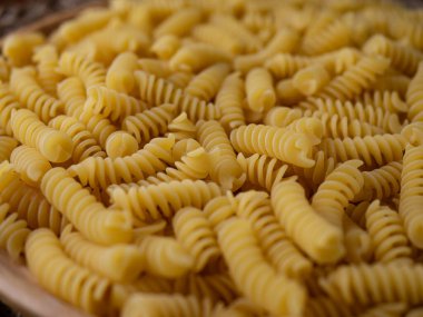 Çiğ Fusilli Spiral makarna desenli arka plan.