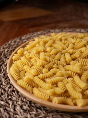 Çiğ Fusilli Spiral makarna desenli arka plan.