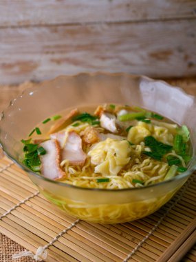 Yumurtalı erişte çorbası, kızarmış domuz eti ve kızarmış domuz eti..