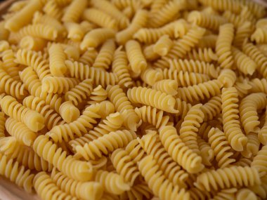 Çiğ Fusilli Spiral makarna desenli arka plan.