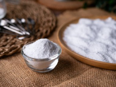 Şeker ikamesi ve müshil olarak kullanılan izolasyon ya da maltitol şeker alkolü.