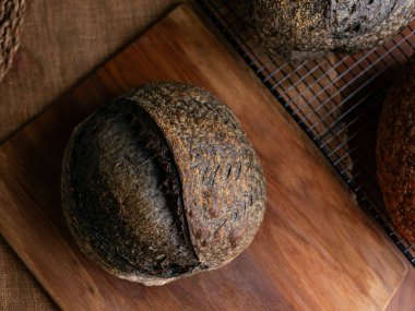 Bir somun taze pişmiş kömürlü ekşi ekmek. Aktif karbonlu siyah ciabatta ekmeği