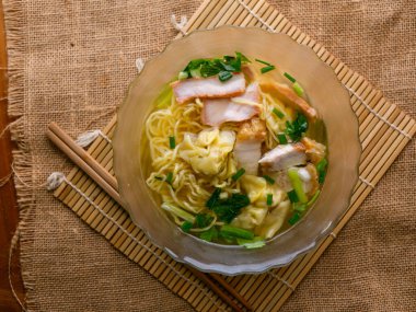 Yumurtalı erişte çorbası, kızarmış domuz eti ve kızarmış domuz eti..