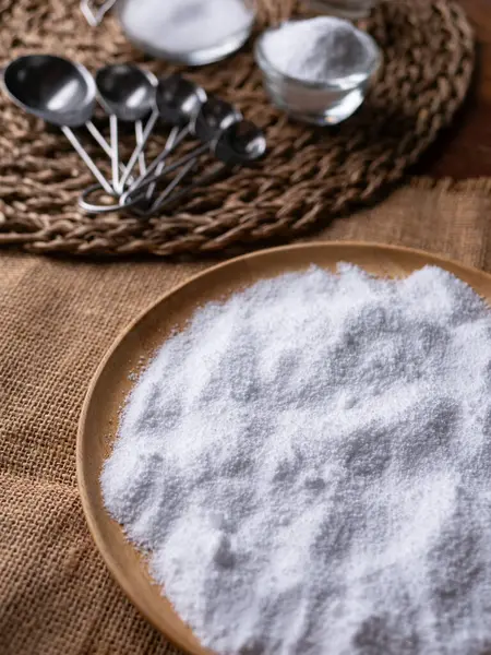 Şeker ikamesi ve müshil olarak kullanılan izolasyon ya da maltitol şeker alkolü.