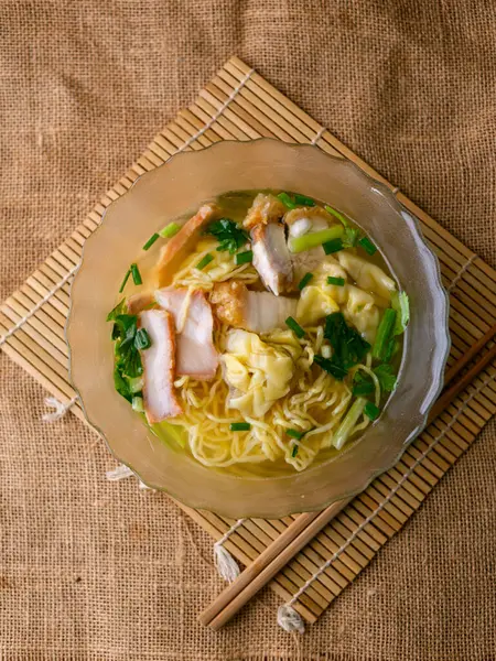 Yumurtalı erişte çorbası, kızarmış domuz eti ve kızarmış domuz eti..