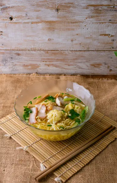 Yumurtalı erişte çorbası, kızarmış domuz eti ve kızarmış domuz eti..