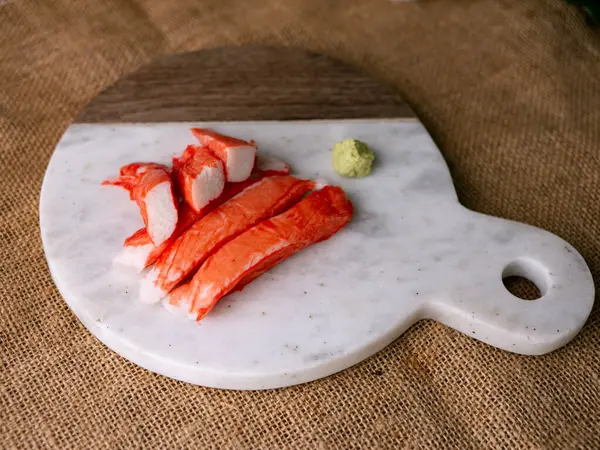 Yengeç çubuğu surimi beyaz tabakta wasibi ile.
