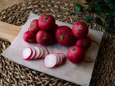 Taze organik kırmızı turp. Taze sebzeler dilimlenmiş fotokopi alanı.