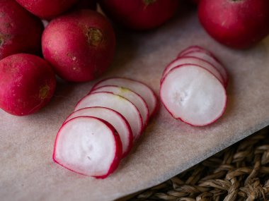 Taze organik kırmızı turp. Taze sebzeler dilimlenmiş fotokopi alanı.