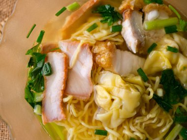 Yumurtalı erişte çorbası, kızarmış domuz eti ve kızarmış domuz eti..