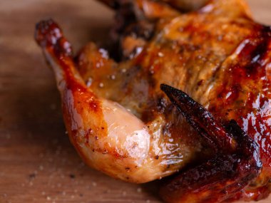 Tahta Masada Kızarmış Tavuk.