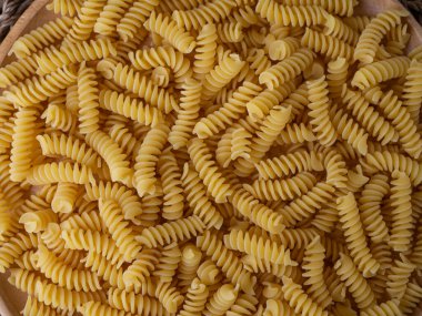 Çiğ Fusilli Spiral makarna desenli arka plan.