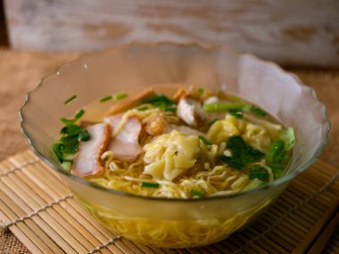 Yumurtalı erişte çorbası, kızarmış domuz eti ve kızarmış domuz eti..