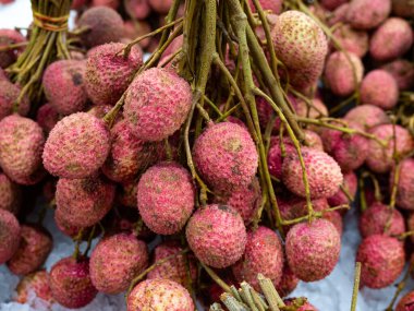 Süpermarkette satılık taze tatlı liçi..