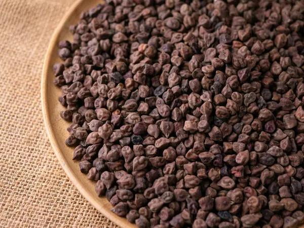 Kala Chana (Kala Chana) sade ahşap bir masa üzerinde çiğ Koyu Kahverengi Nohut. Kuru Balck nohutu (ceci neri) arkaplanı kapat.