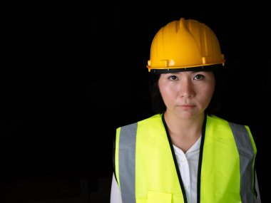 Fabrika kadın işçileri veya teknisyenleri İnşaat mühendisi veya Mimari proje yönetimi kameraya gülümsüyor.