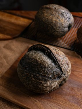 Bir somun taze pişmiş kömürlü ekşi ekmek. Aktif karbonlu siyah ciabatta ekmeği